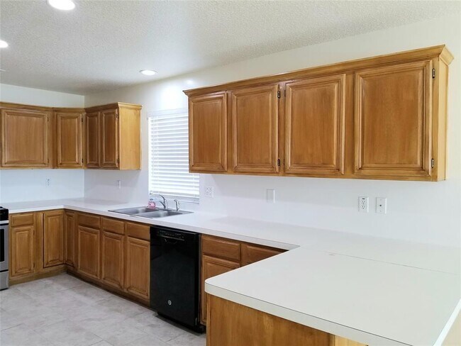 Building Photo - 19330 Larissa Dr