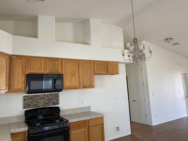 Building Photo - 3 BR 2BA House w/Fenced yard & Garage, Hol...