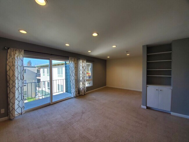 Building Photo - Top Floor studio with view of courtyard