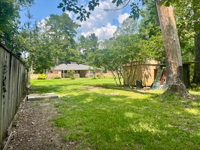 Building Photo - YOUR COUNTRY RETREAT IN THE CITY!
