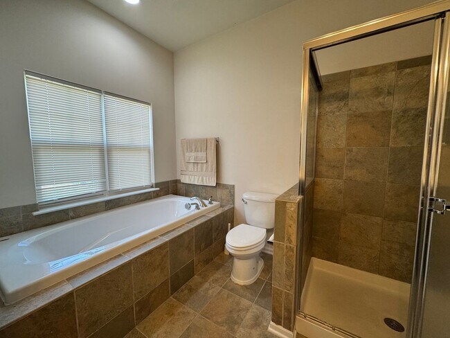 Building Photo - Luxurious 3 Bed 2.5 Bath End-Unit Townhome...