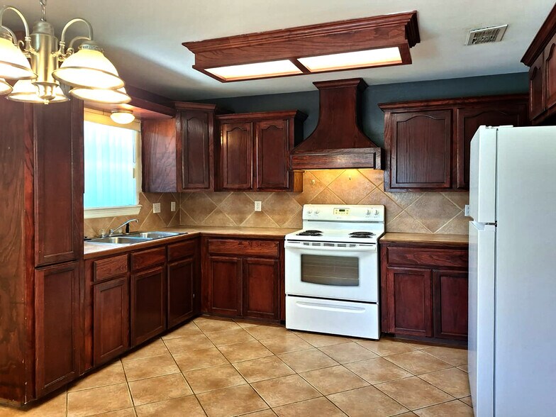Building Photo - 2118 Aruba Dr