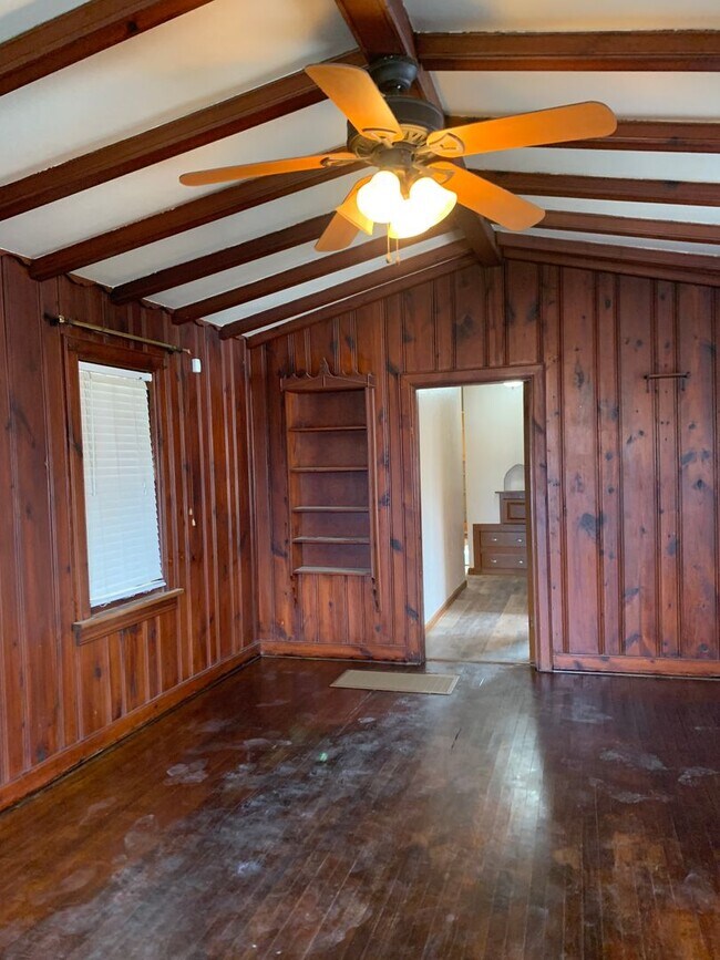 Building Photo - Two Bedroom Home Close to Medical Center