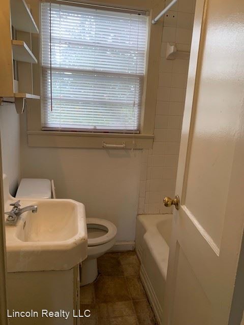 Building Photo - 2 br, 1 bath House - 1025 W. Alden Ave.*
