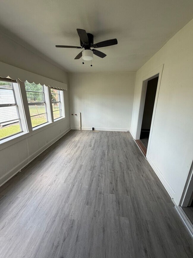 Building Photo - Charming 3 Bed, 1 Bath newly renovated home.