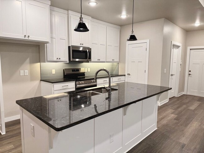 Building Photo - Large 2 Bed, 2 Bath in Beautifully Neighbo...