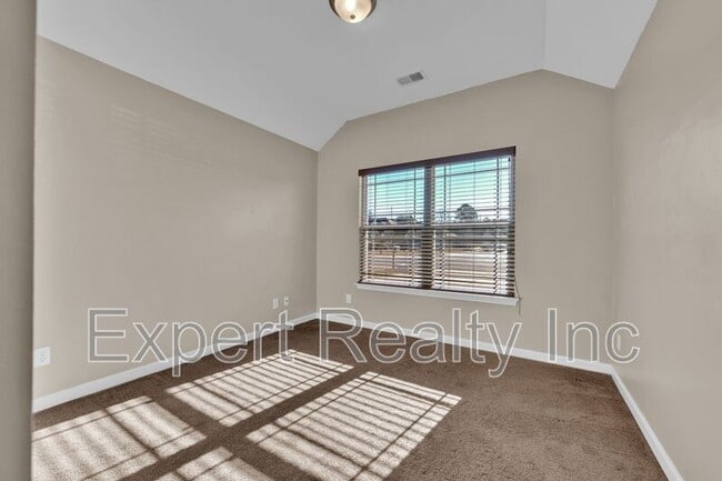 Building Photo - 1633 Cove Dr