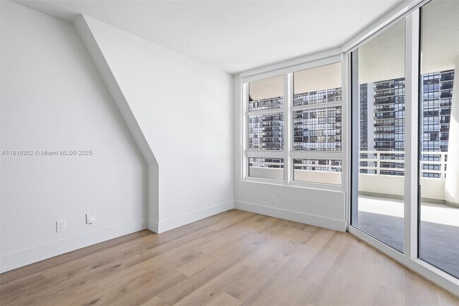 Building Photo - 555 NE 34th St