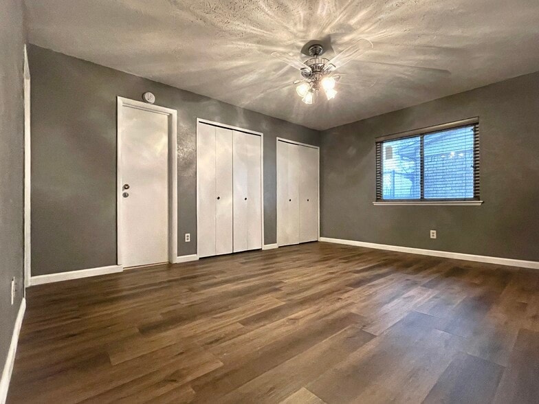 Master bedroom - 7450 Emory Oak Ln