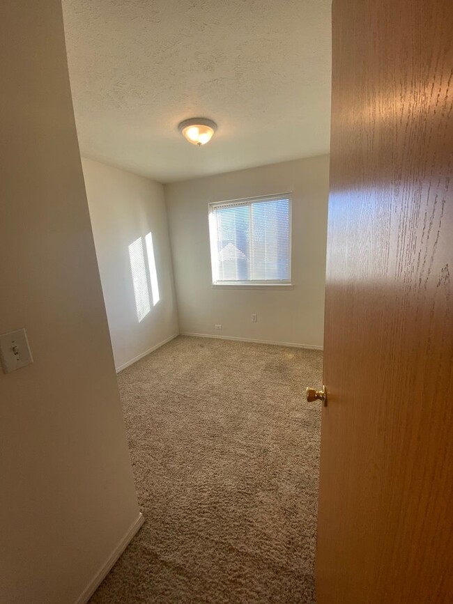 Building Photo - Don't miss this 4 Bedroom 1 1/2 Bath Northside Condo