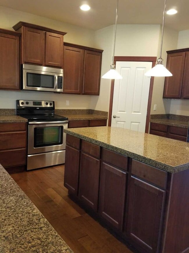 Building Photo - Coming for late month, move in in October!...