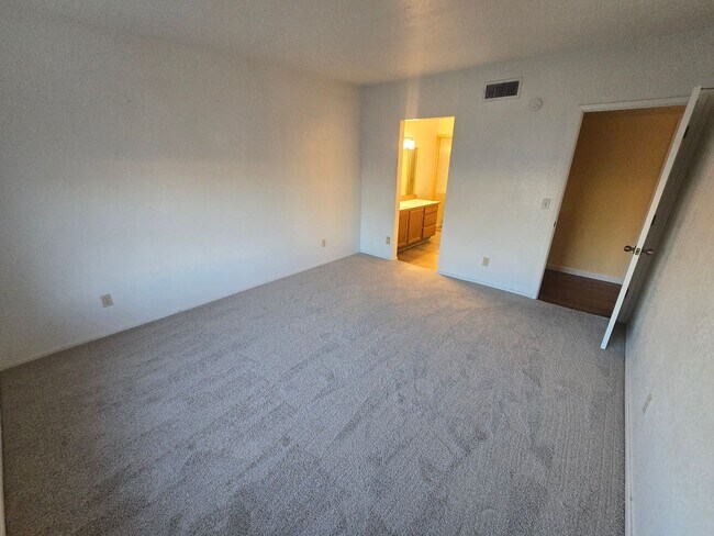 Building Photo - Beautiful 2 bedroom, 2 bath Condo available