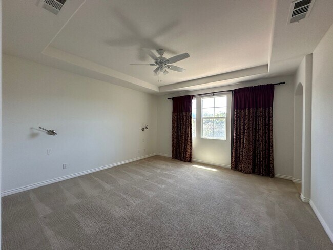 Building Photo - Stunning Executive home with loads of cust...