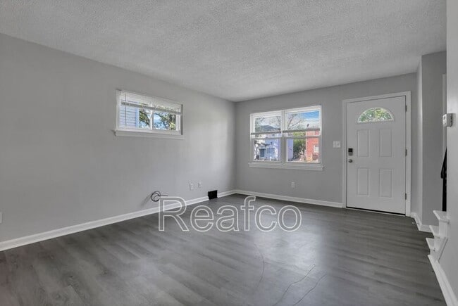 Building Photo - 900 Racine Ave