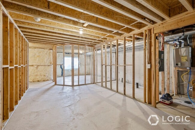 Building Photo - Beautiful Townhome in Wonderful Location!