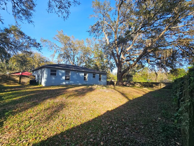 Building Photo - AWESOME DEAL on a 3 Bedroom, 2 Bath HOUSE!