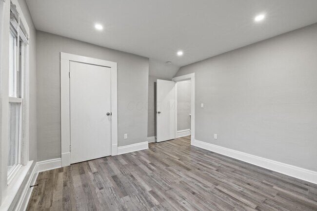 Building Photo - 1736 Bruck St
