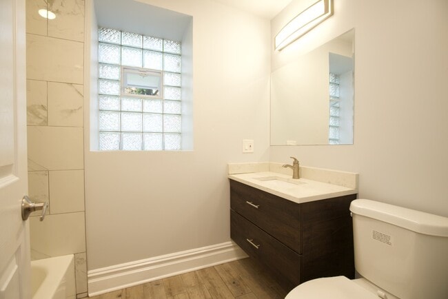 Building Photo - 2647 N Sacramento Ave