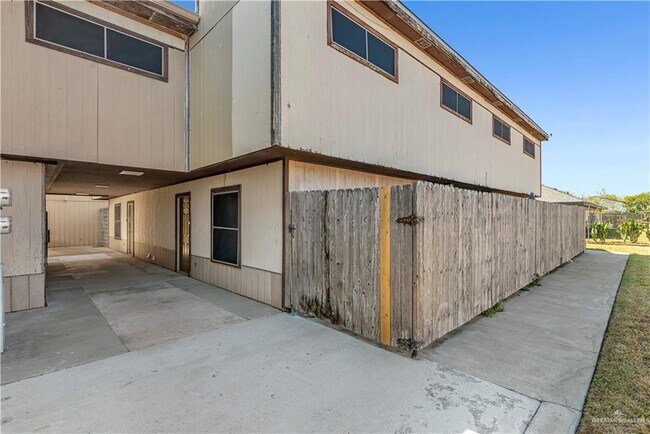 Building Photo - 18 E Samano St