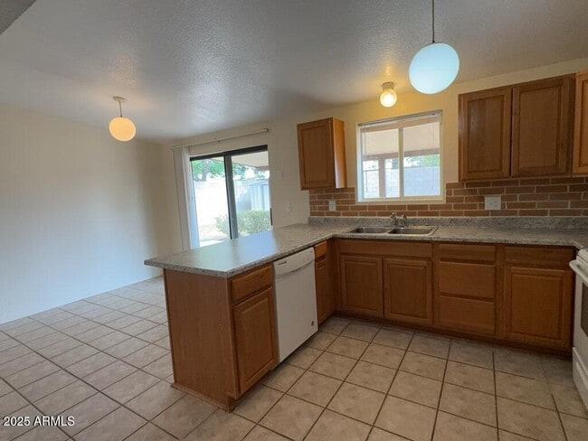 Building Photo - 3733 Sparrow Dr