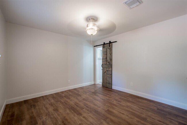 Building Photo - 3515 Lake Ridge Bend