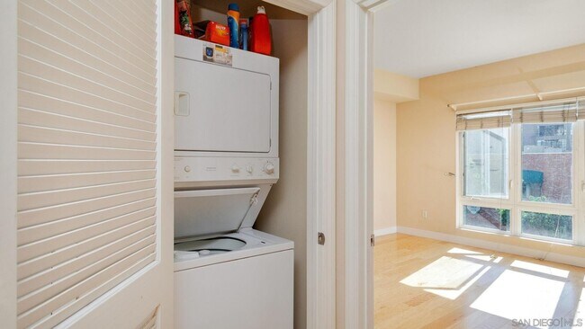 Building Photo - Perfectly located 1 bed/1 bath unit in Dow...