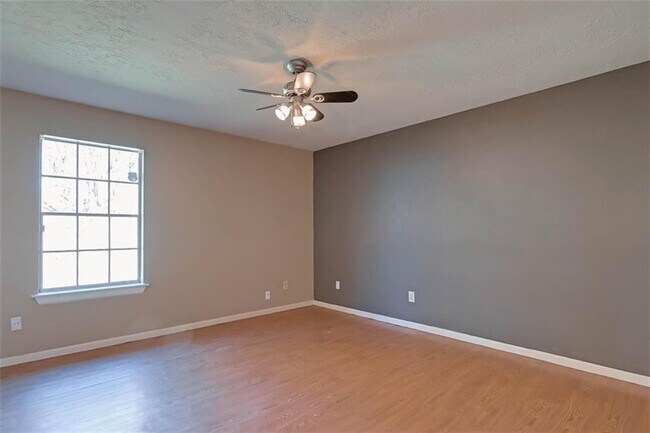 Building Photo - 2411 Country Pl Dr