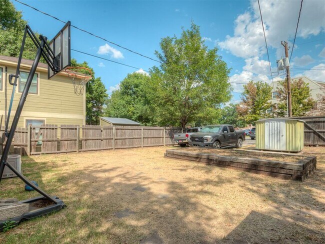 Building Photo - 921 S Lahoma Ave