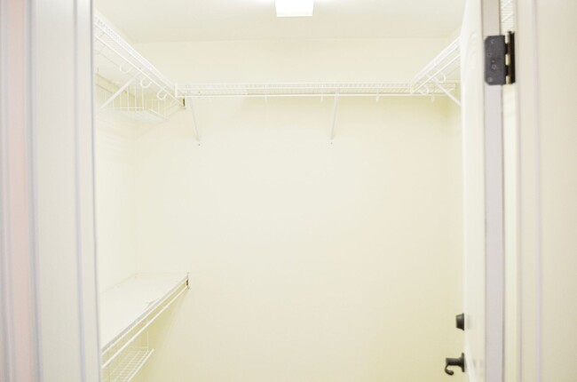 Building Photo - Gorgeous remodeled 3-bedroom, 2.5 bath hom...
