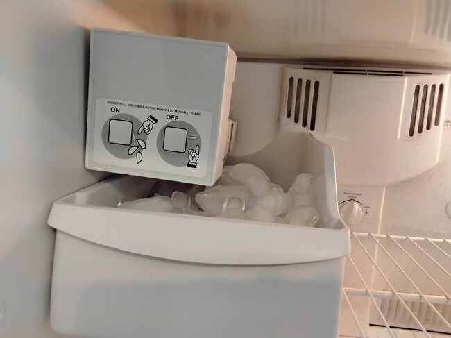 Ice maker - 5313 Winthrop Dr