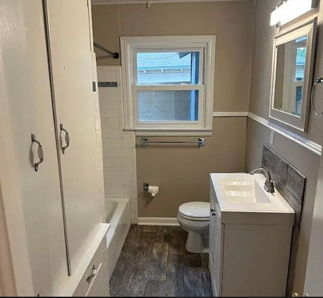 Building Photo - Beautiful 3 bedroom 2 bathroom in prime lo...