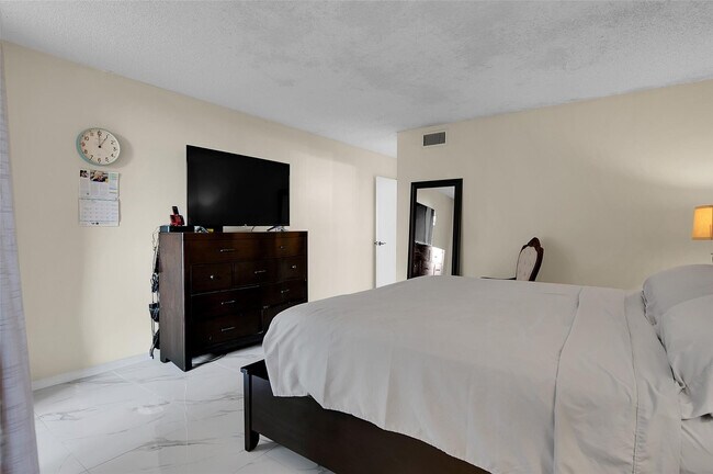 Building Photo - 260 NW 76th Ave