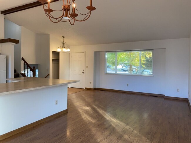 Building Photo - Start a Lease by 12/1 and Receive a $500 R...