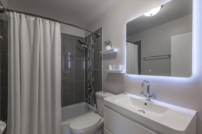 Building Photo - 5445 N Sheridan Rd