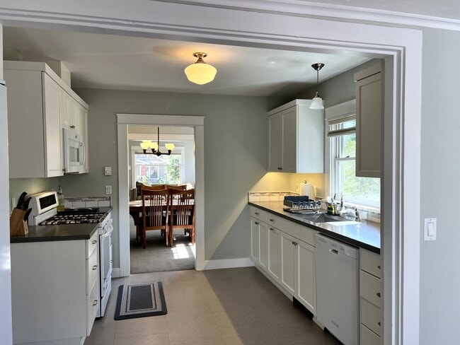 Building Photo - Charming Historical Home, Desirable Downtown Location. Flexible Lease Terms, 30-day Min. All Util...