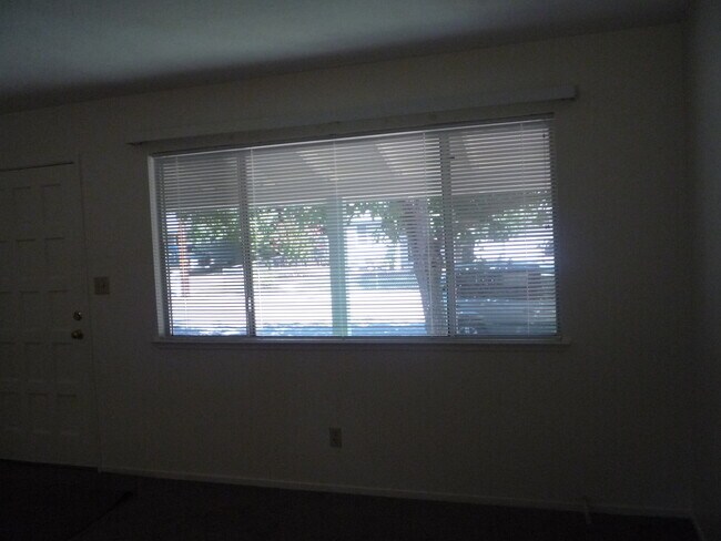 Building Photo - 3 bedroom + Bonus Room/Office in East Redding