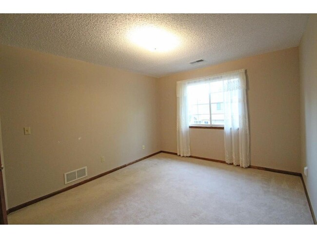 Building Photo - 207 Primrose Ct