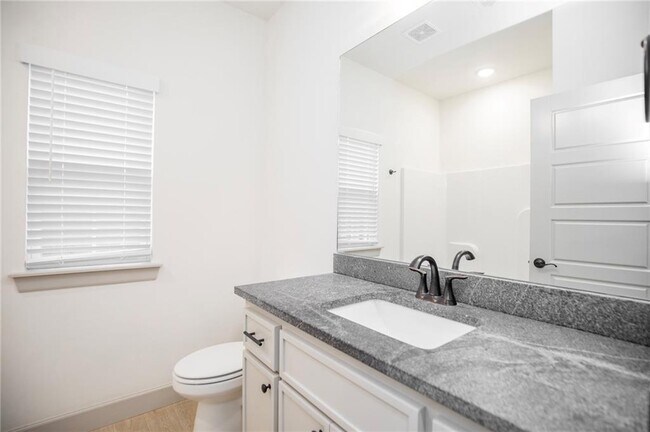 Building Photo - 949 Cook St