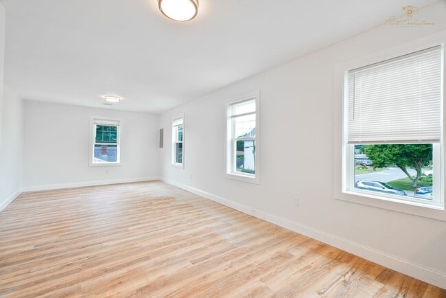 Building Photo - Beautifully Updated Two Bedroom Townhouse!
