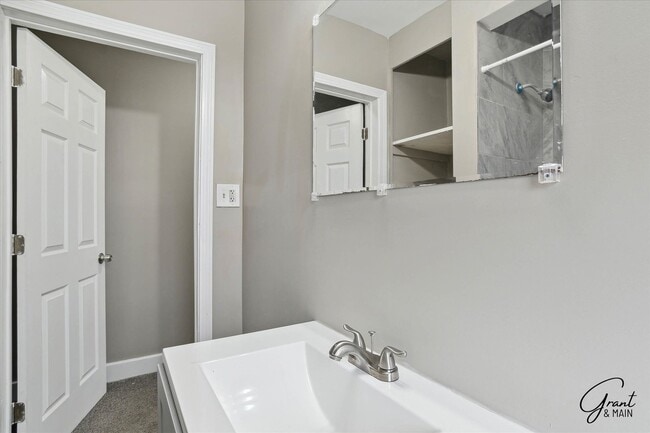 Building Photo - $1500 Large 3 bedroom home
