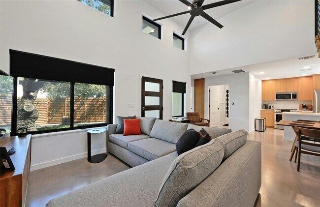 Building Photo - 407 S Park Dr