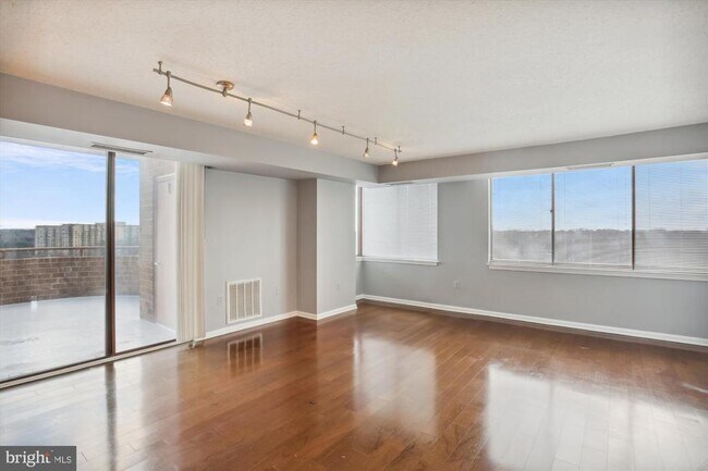 Building Photo - 10101 Grosvenor Pl