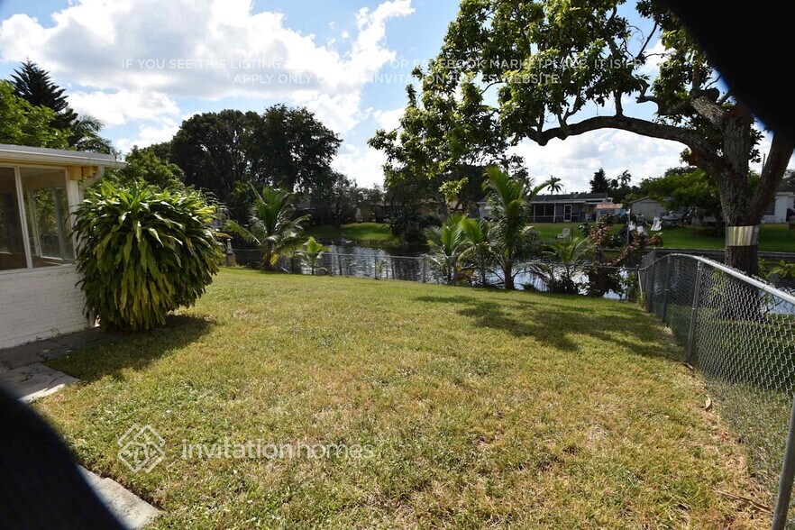 Building Photo - 5650 SW 54th Ct