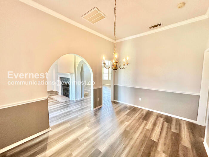 Building Photo - 1608 Willow Creek