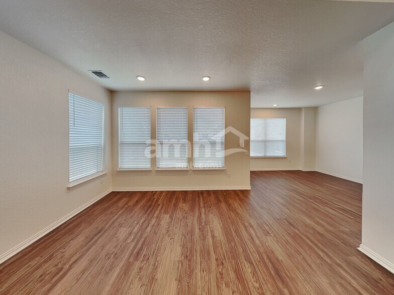 Building Photo - 2733 Meadowood Heights