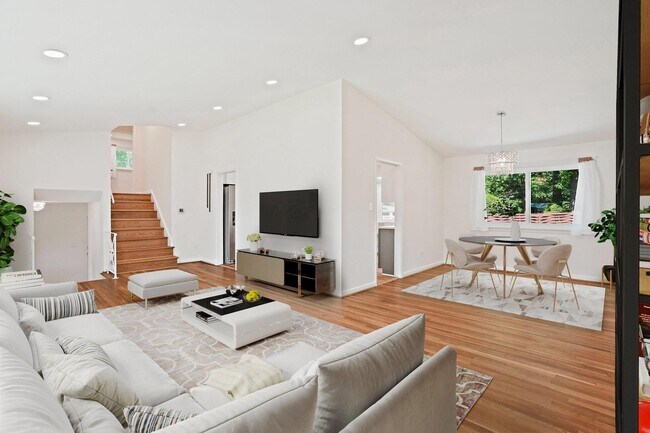 Building Photo - 6607 Lone Oak Dr