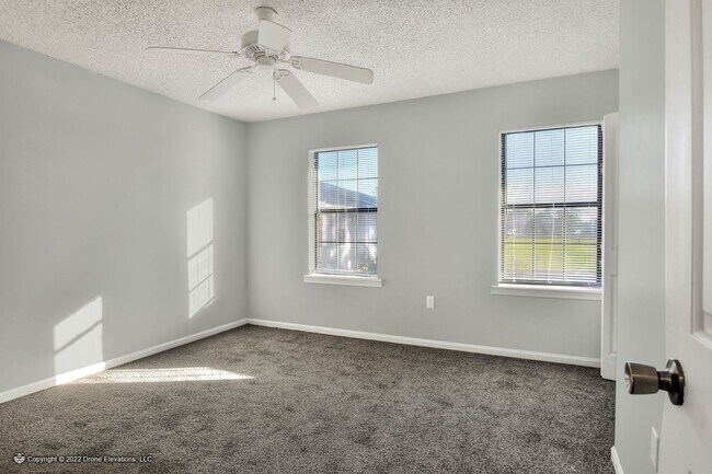 Building Photo - 2 Bedroom Townhouse with Views of County P...