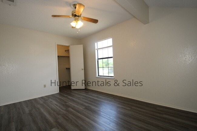 Building Photo - Two-Story Living!