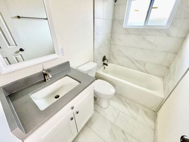 Building Photo - Remodeled Ranch Duplex