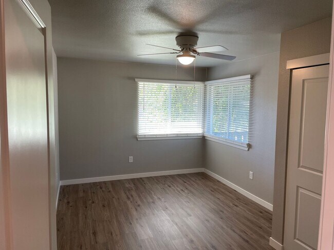 Building Photo - Available Now! 3 Bed/2 Bath Close to Downtown Lodi